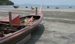 Small-scale fishing boats on the beach in Thailand Photo: Nathan Bennett